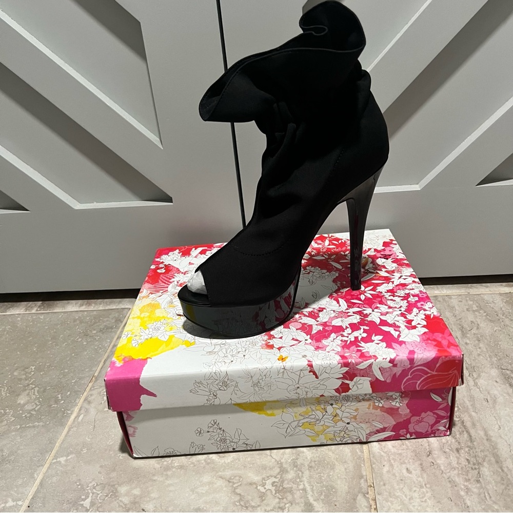 PLATFORM BOOTIES CHINESE LAUNDRY (BRAND NEW)